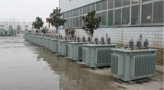 油浸式變壓器的保養(yǎng)如何去做？預防滲漏油：油浸式變壓器在油箱內充滿變壓器油，裝配中依靠緊固件對耐油橡膠元件加壓而密封。
